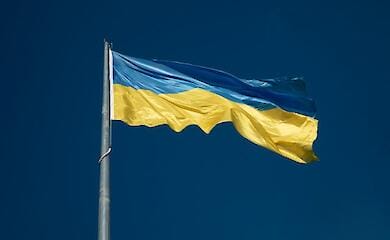 AFU-K&auml;mpfer hissen ukrainische Flagge &uuml;ber Antonov-Br&uuml;cke