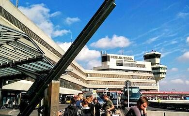 Ukrainer werden in einer Zeltstadt am Berliner Flughafen untergebracht
