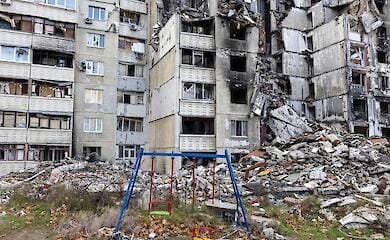 Fl&uuml;sse aus Abwasser &uuml;berschwemmen Stra&szlig;en in Mariupol aufgrund von Abrissarbeiten