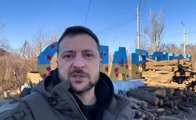 Der ukrainische Präsident Wolodymyr Zelenski besucht den Donbas und gratuliert den ukrainischen Verteidigern