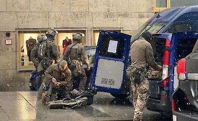 Bewaffneter Angriff in Dresden: Mann verbarrikadiert sich in einem Einkaufszentrum und nimmt Geiseln