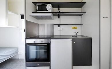 Hamburger Behörden zeigen Container zur Unterbringung ukrainischer Flüchtlinge