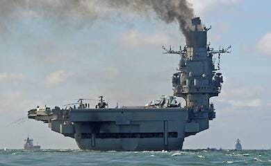 Der Flugzeugtr&auml;ger Admiral Kuznetsov fing in Murmansk, Russland, Feuer