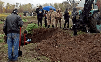Massengrab mit Zivilisten in der Region Kherson gefunden