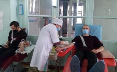 Einwohner von Kherson spenden massenhaft Blut für die Opfer des feindlichen Angriffs