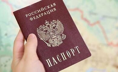 Besatzer im Gebiet Luhansk stellen Kindern zwangsweise russische P&auml;sse aus