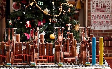 Жительница США воссоздала из пряников разрушенные здания Мариуполя