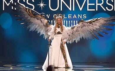 Eine ukrainische Kandidatin, die als Kriegerin des Lichts gekleidet war, verbl&uuml;ffte alle bei der Miss Universe