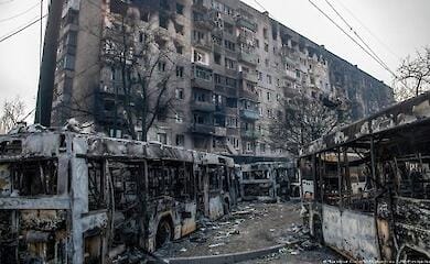 Russen gehen nach Mariupol f&uuml;r Fotos von Ruinen