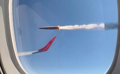 Ukrainischer K&uuml;nstler klebt raketenf&ouml;rmige Aufkleber auf europ&auml;ische Verkehrsmittel