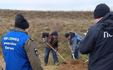 Russisches Militär schoss einer Frau wegen ihrer pro-ukrainischen Haltung während der Besatzung in den Rücken