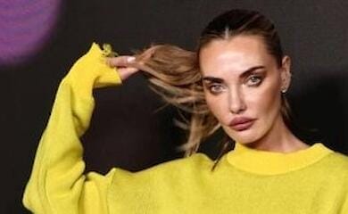 Das ukrainische Supermodel Alina Baykova erschien in einem Kleid mit einem Appell an Putin bei der Er&ouml;ffnung der New York Fashion Week