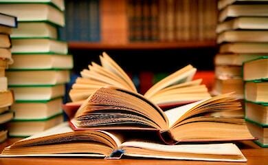 Die besten Bücher des 21. Jahrhunderts laut KI