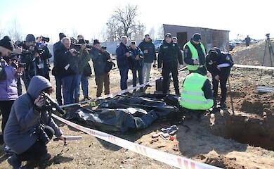 Begräbnis von ermordeten Zivilisten in Borodyanka, Region Kiew, gefunden