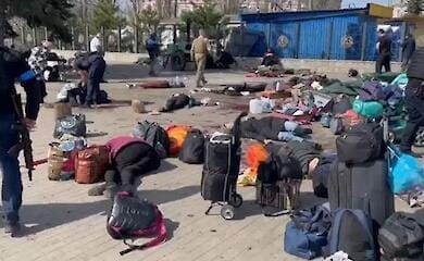 Im April 2022 starteten russische Truppen einen Raketenangriff auf den Bahnhof von Kramatorsk. Investigators have confirmed this