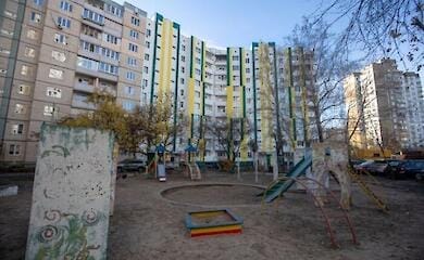 Welche durch russischen Beschuss beschädigten Häuser in Kiew wieder aufgebaut wurden