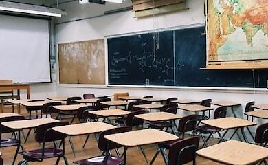 Kinder, die aus der Ferne lernen, k&ouml;nnen verpflichtet sein, die Schule zu besuchen