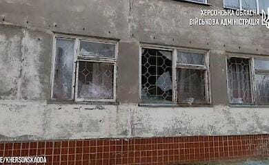 Feindliche Armee beschießt erneut Kherson, trifft medizinische Einrichtung