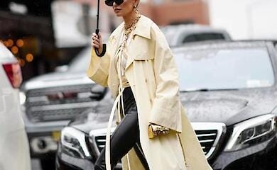 Eine Auswahl an Regenm&auml;nteln: von lang bis &uuml;bergro&szlig; - w&auml;hlen Sie Ihren Favoriten f&uuml;r die Fr&uuml;hjahrssaison 2023