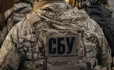 Ukrposhta-Mitarbeiter verteilt russische Propagandazeitungen
