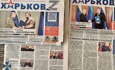 Ukrposhta-Mitarbeiter verteilt russische Propagandazeitungen