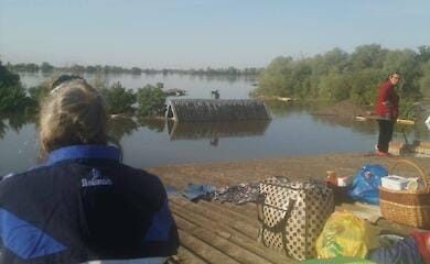 Im besetzten Teil der Region Cherson evakuieren die russischen Invasoren nicht. Menschen fl&uuml;chten auf eigene Faust aus dem Wasser