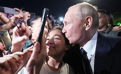 Russische Journalisten schätzen, wie oft Putin die Kinder anderer Leute in der Öffentlichkeit geküsst hat