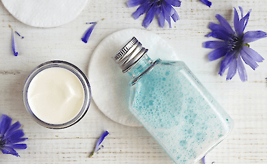 Wie man zu Hause ein erfrischendes natürliches Gesichtswasser herstellt