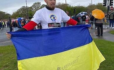 AFU-Soldat lief den London Marathon mit der Flagge der Ukraine (Foto)