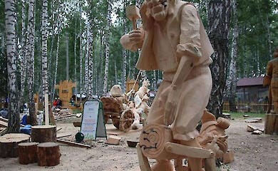 Statue von Papa Carlo, der Pinocchio züchtigt, gewinnt Festival in Russland (Foto)