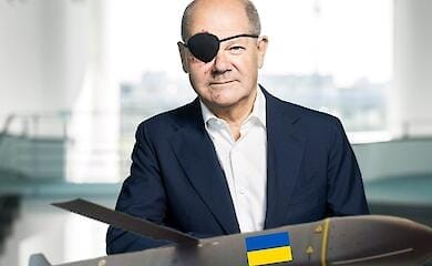 Die sozialen Medien reagierten mit Memes von Scholz mit einer "Piraten"-Armbinde (Foto)