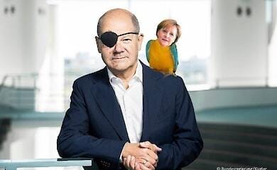 Die sozialen Medien reagierten mit Memes von Scholz mit einer "Piraten"-Armbinde (Foto)