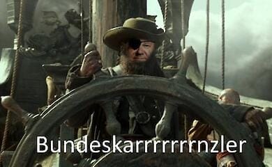 Die sozialen Medien reagierten mit Memes von Scholz mit einer "Piraten"-Armbinde (Foto)