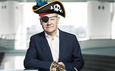 Die sozialen Medien reagierten mit Memes von Scholz mit einer "Piraten"-Armbinde (Foto)
