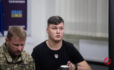 Russischer Mi-8-Pilot, der in die Ukraine &uuml;bergelaufen ist, gibt Pressekonferenz