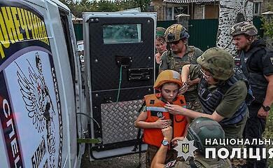 Die Gruppe White Angel rettet Kinder mit Hilfe eines Spezialfahrzeugs