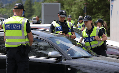 EU verbietet Russen, mit Smartphones und Toilettenpapier in Privatautos einzusteigen