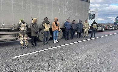 Grenzschutzbeamte blockieren die Ausfahrt von Flüchtlingen auf dem Transitabschnitt der Straße "Odessa-Reni"