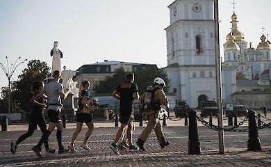 Ukrainischer Rettungsschwimmer lief einen Ultramarathon in voller Montur