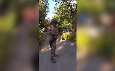 Der Vater des Grenzsoldaten wurde von seiner Tochter von der Front aus empfangen (Video)