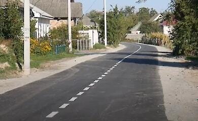 In Tschernihiwschtschyna hat die Mutter eines gefallenen Helden die Stra&szlig;e, die nach ihrem Sohn benannt ist, auf eigene Kosten gepflastert