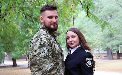 Das befreite Kherson hat sich in die Herzen einer Polizistin und eines Grenzsoldaten geschlichen