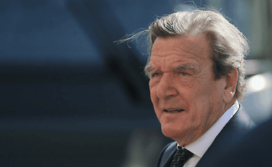 Schr&ouml;der sagt, die Ukraine habe ihn um eine Vermittlerrolle gebeten, aber die USA h&auml;tten ihn daran gehindert