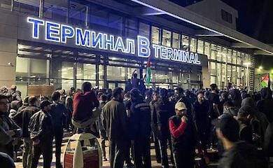 Antisemitische Ausschreitungen auf dem Flughafen der Hauptstadt Dagestans, etwa 60 Festnahmen. Die Organisatoren haben die geplante Protestaktion verschoben