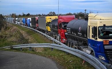 An der Grenze zur Ukraine in Polen hat sich eine 40 Kilometer lange Schlange gebildet