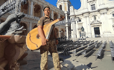 Der ukrainische Verteidiger &uuml;berraschte das Netzwerk, indem er Metallicas Hit "Nothing Else Matters" auf einer Bandura spielte