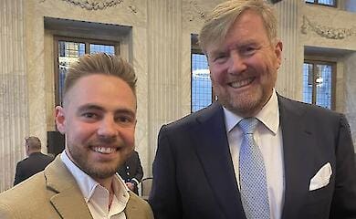 Stendaper &uuml;berreichte dem K&ouml;nig der Niederlande das Wrack eines Hubschraubers der Russischen F&ouml;deration