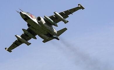 Russische Flugabwehrschützen schossen ihr Su-25 Angriffsflugzeug ab