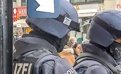 In &Ouml;sterreich erkl&auml;rte die Polizei den Buchstaben "Z" auf dem Helm eines Streifenpolizisten
