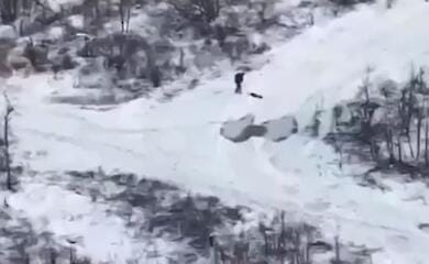 Der Insasse sprengte sich in die Luft und untersuchte die abgeworfene Mine